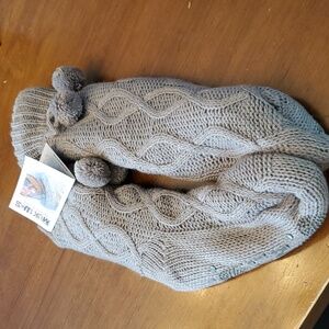 NWT Muk Luks grey fleece lined tall cabin socks. Size s/m
